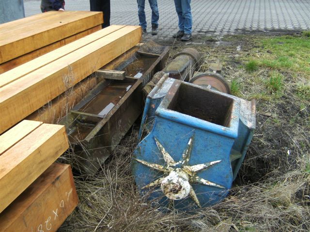 Nieuw hout met kapotte bovenas van Kolham Nieuw hout met kapotte bovenas van Kolham