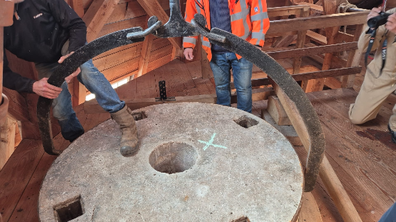 Steenbeugels in de juiste gaten aanbrengen