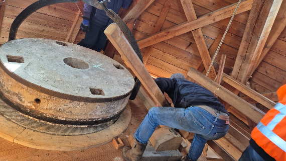Lichtwerk verwijderen om steen ruimte te geven